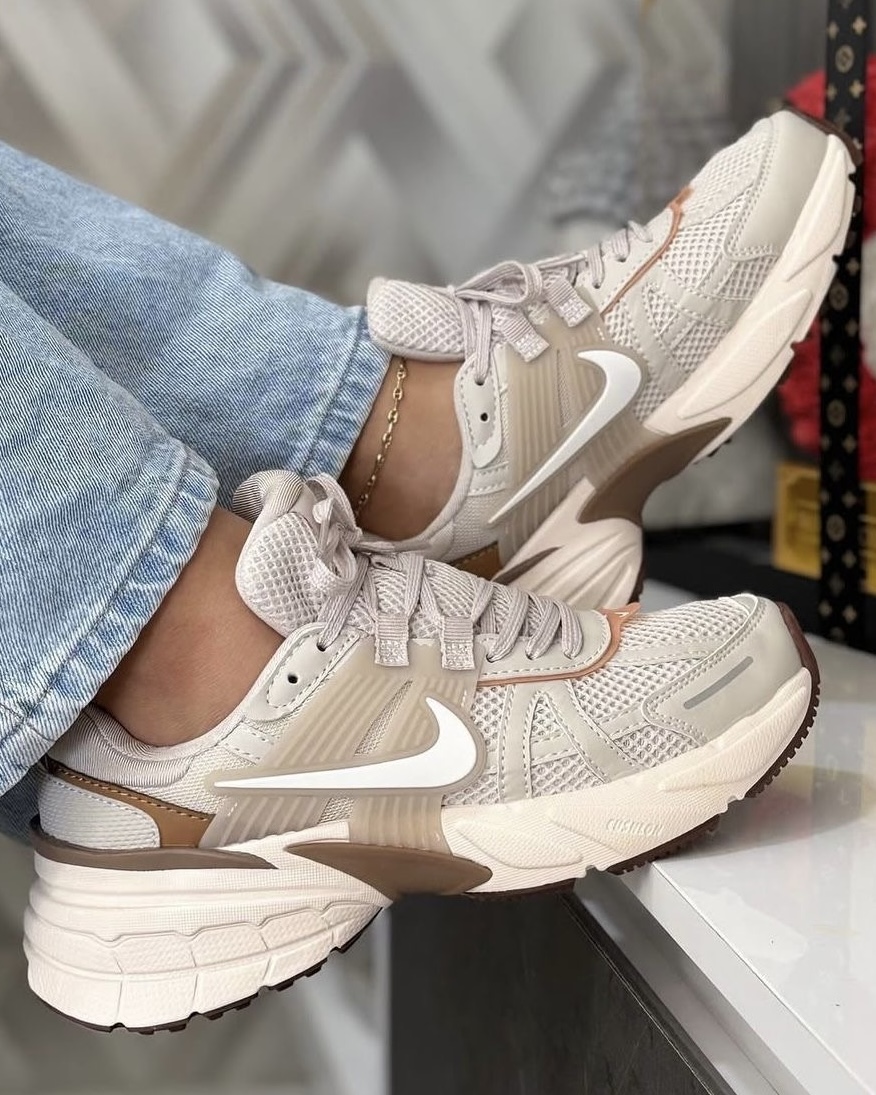 کفش کتونی ورزشی نایکی زنانه رنگ طوسی کرم مدل وی تو کی ران