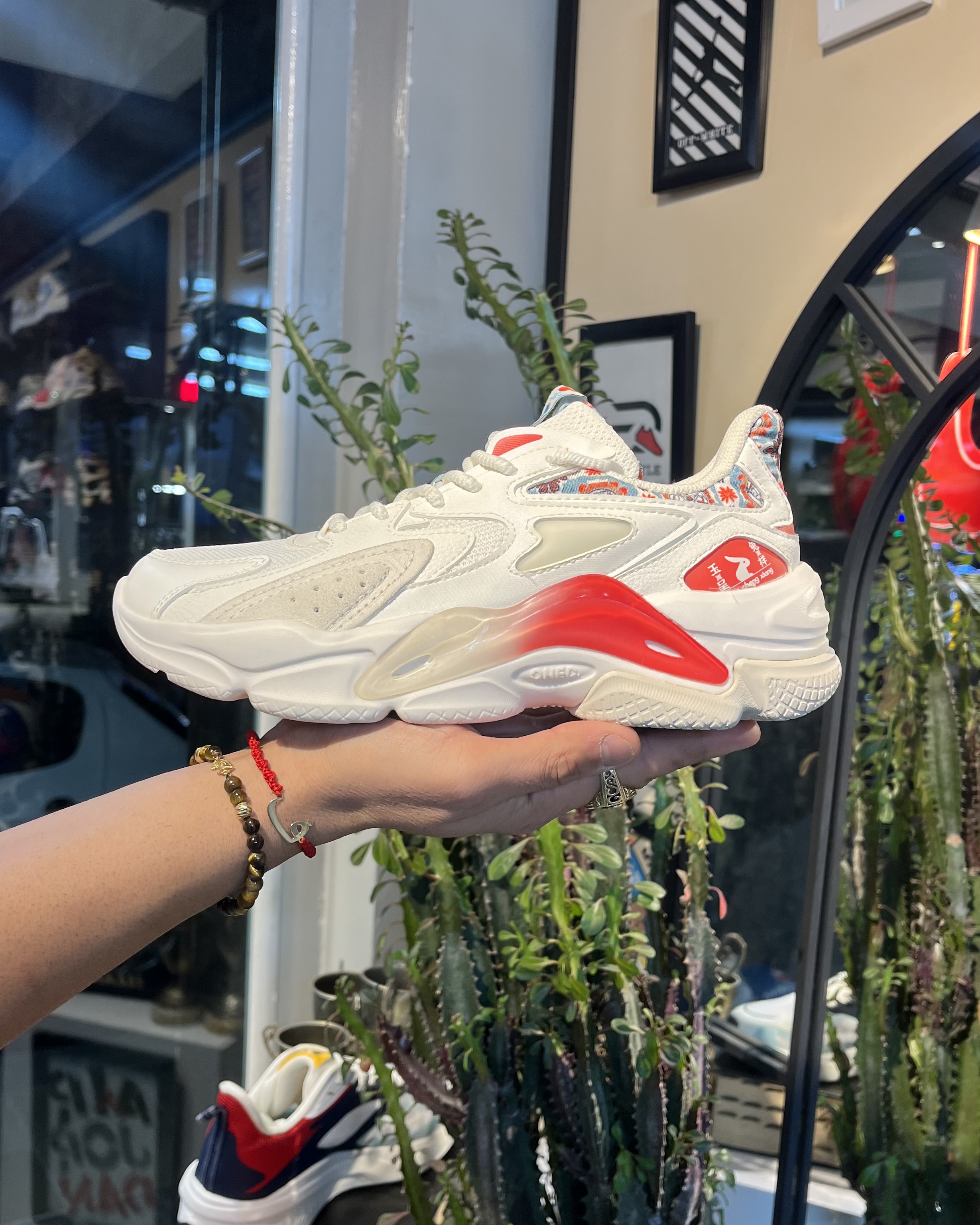 کتونی برند  روزمره رنگ سفید قرمز