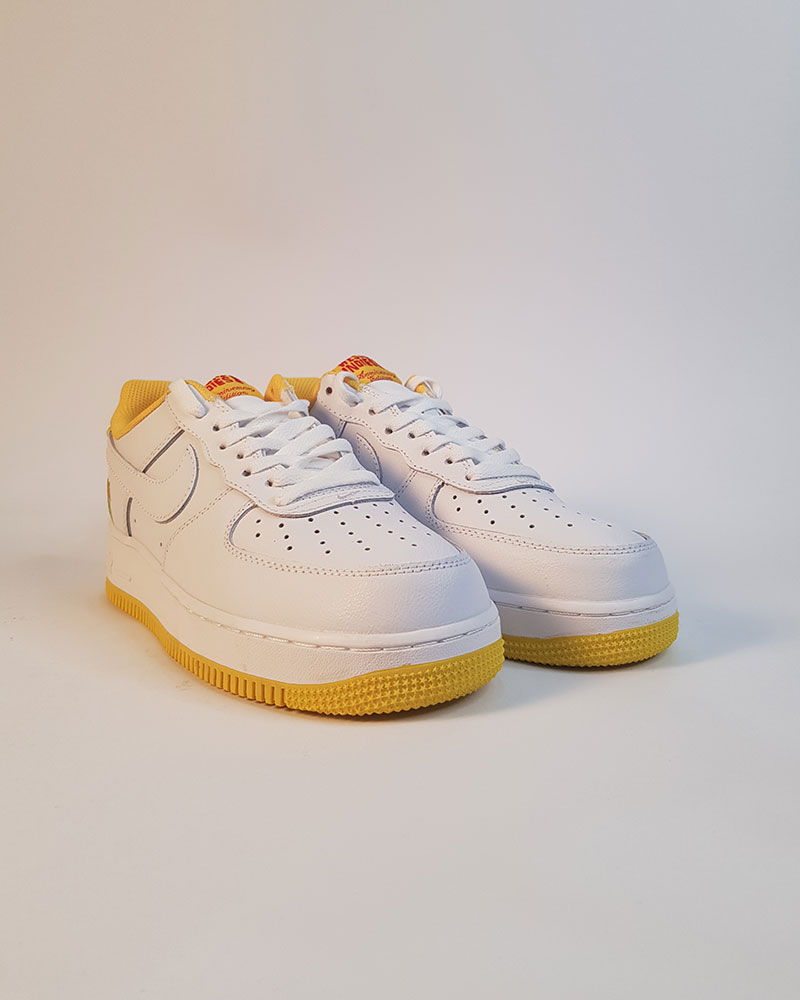 کتونی روزمره نایک رنگ سفید زرد مدل ایرفورس 1