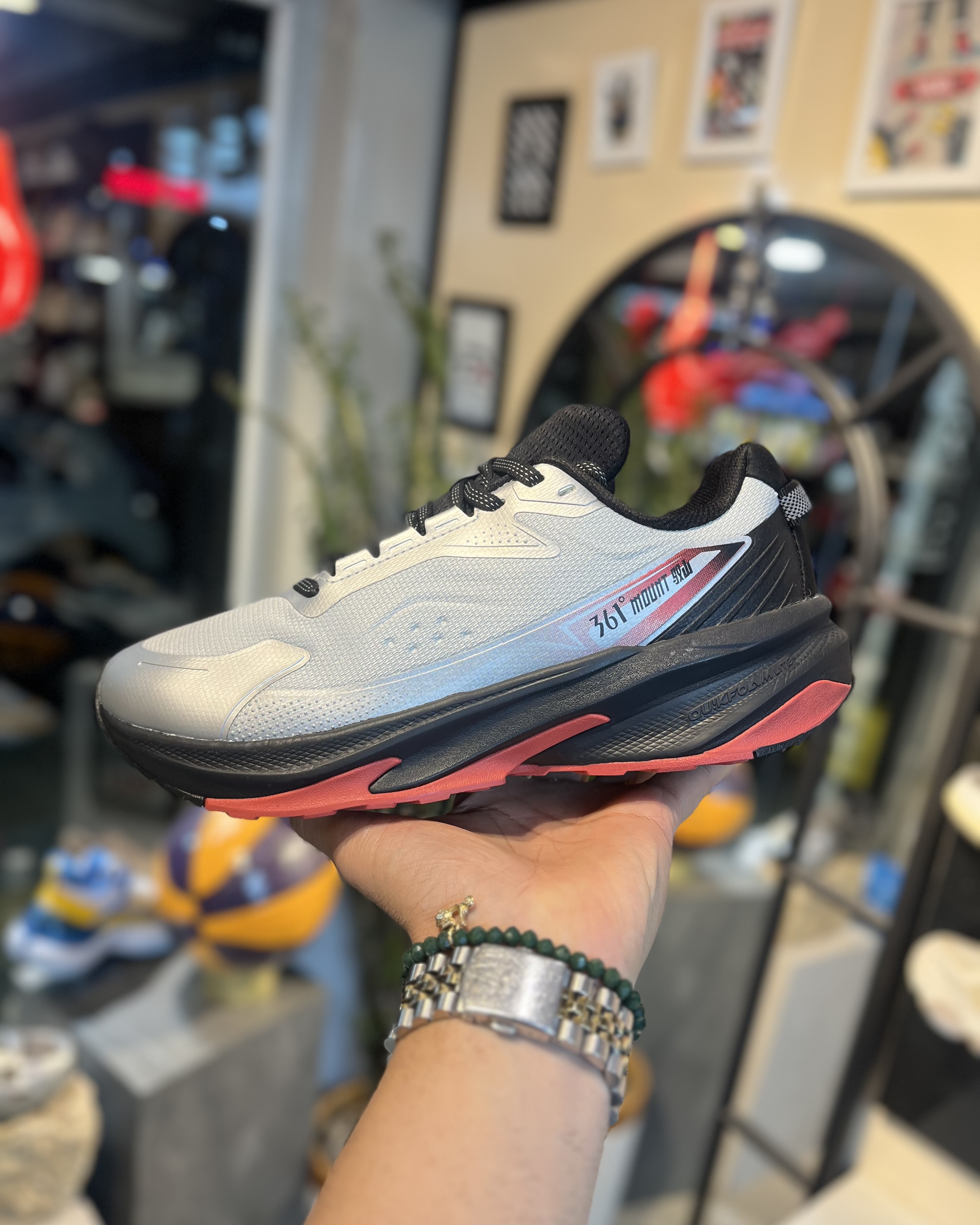 کتونی رانینگ برند ۳۶۱ رنگ نقره ای زیره مشکی