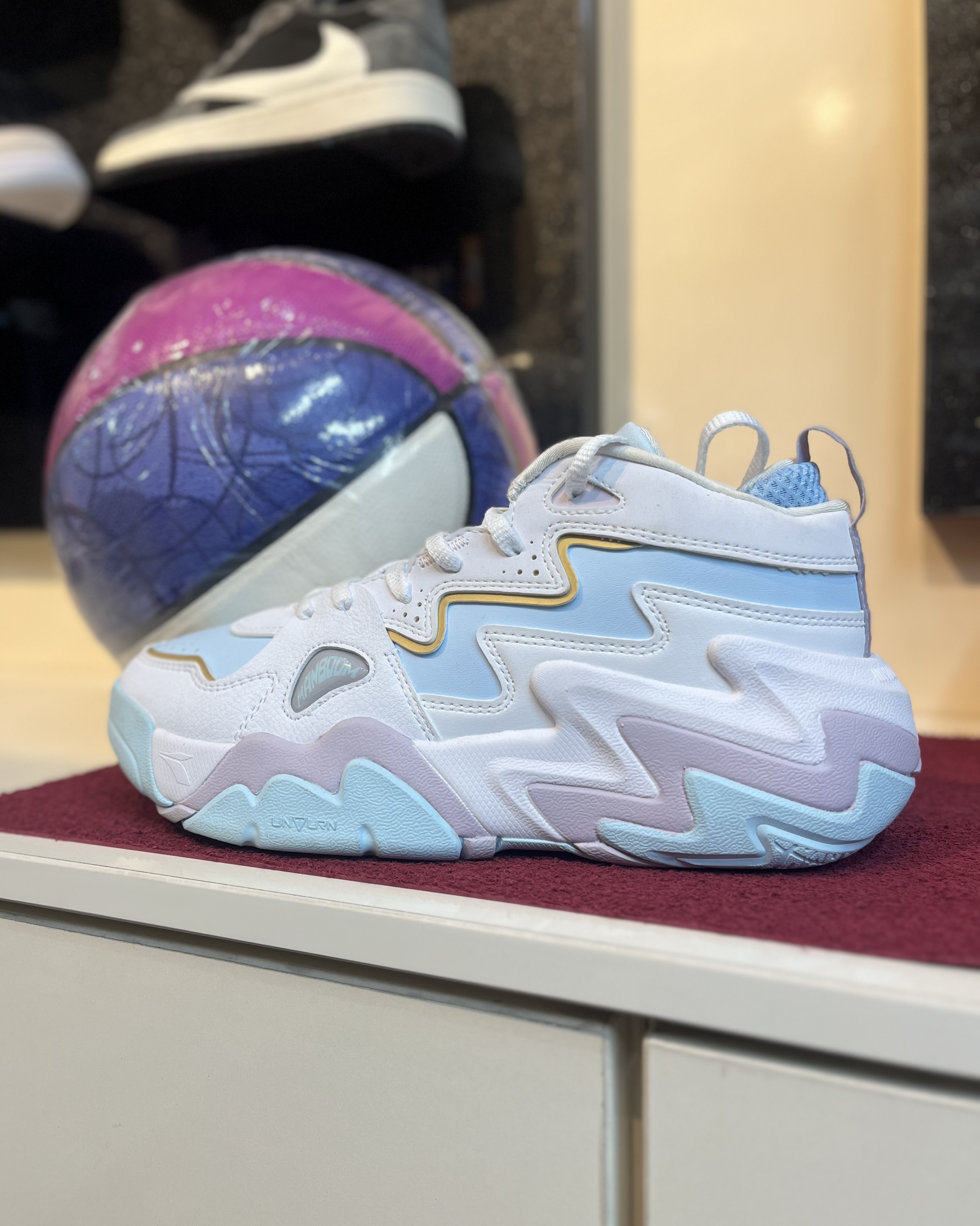 کتونی بسکتبالی برند ۳۶۱ رنگ آبی سفید