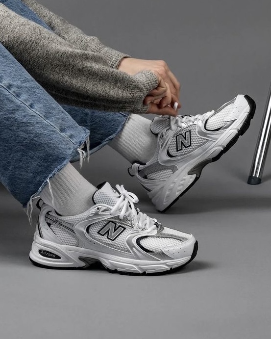 کفش روزمره نیوبالانس رنگ سفید سرمه ای مدل 530