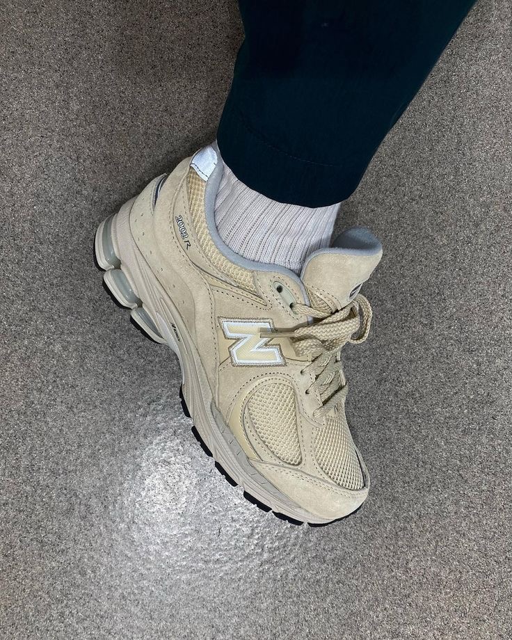 کفش نیوبالانس 2002 مردانه کرم New Balance 2002R