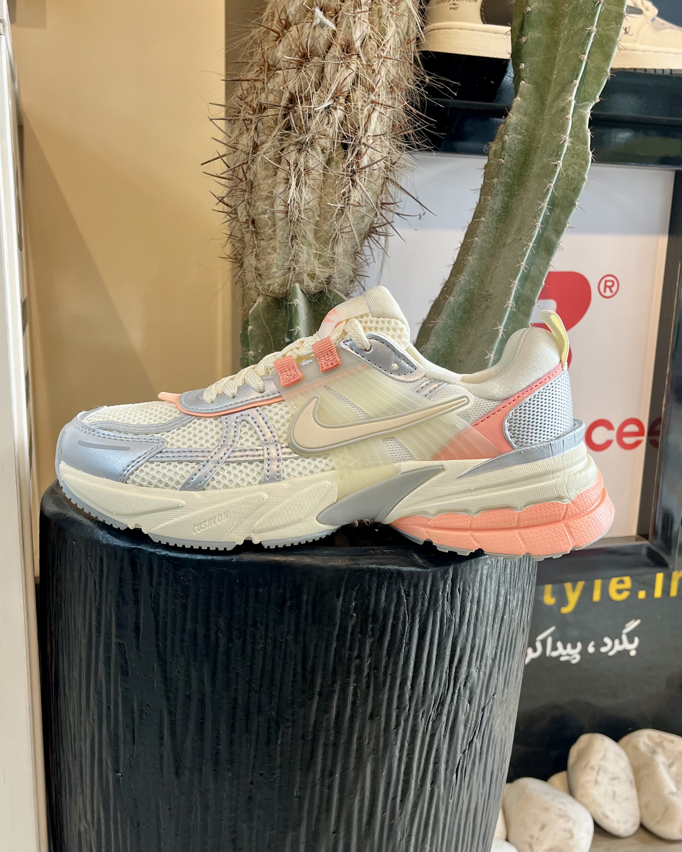 کتونی زنانه روزمره رانینگ  رنگ کرم نارنجی مدل وی تو کی ران