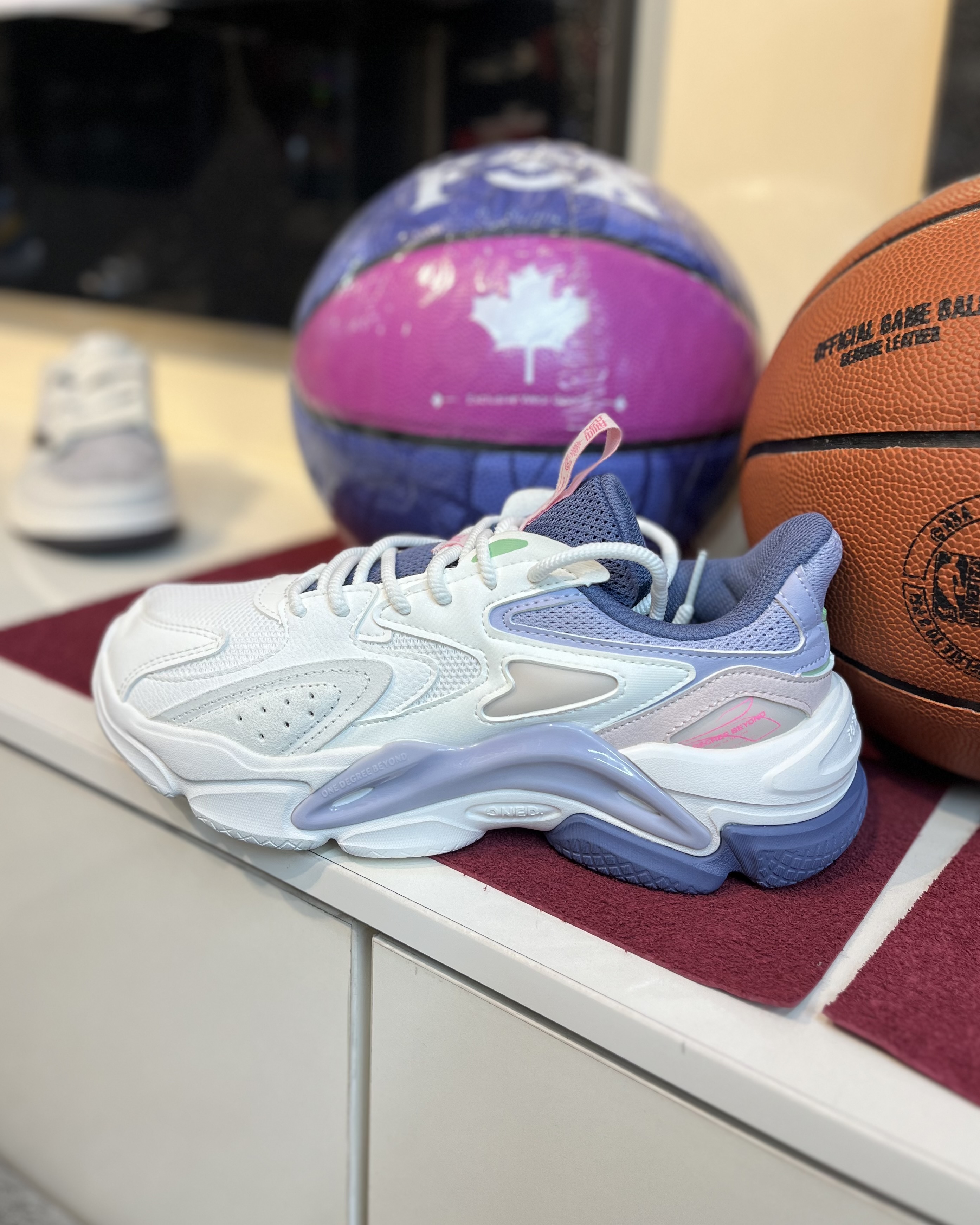 کتونی روزمره و ورزشی برند  رنگ سفید بنفش