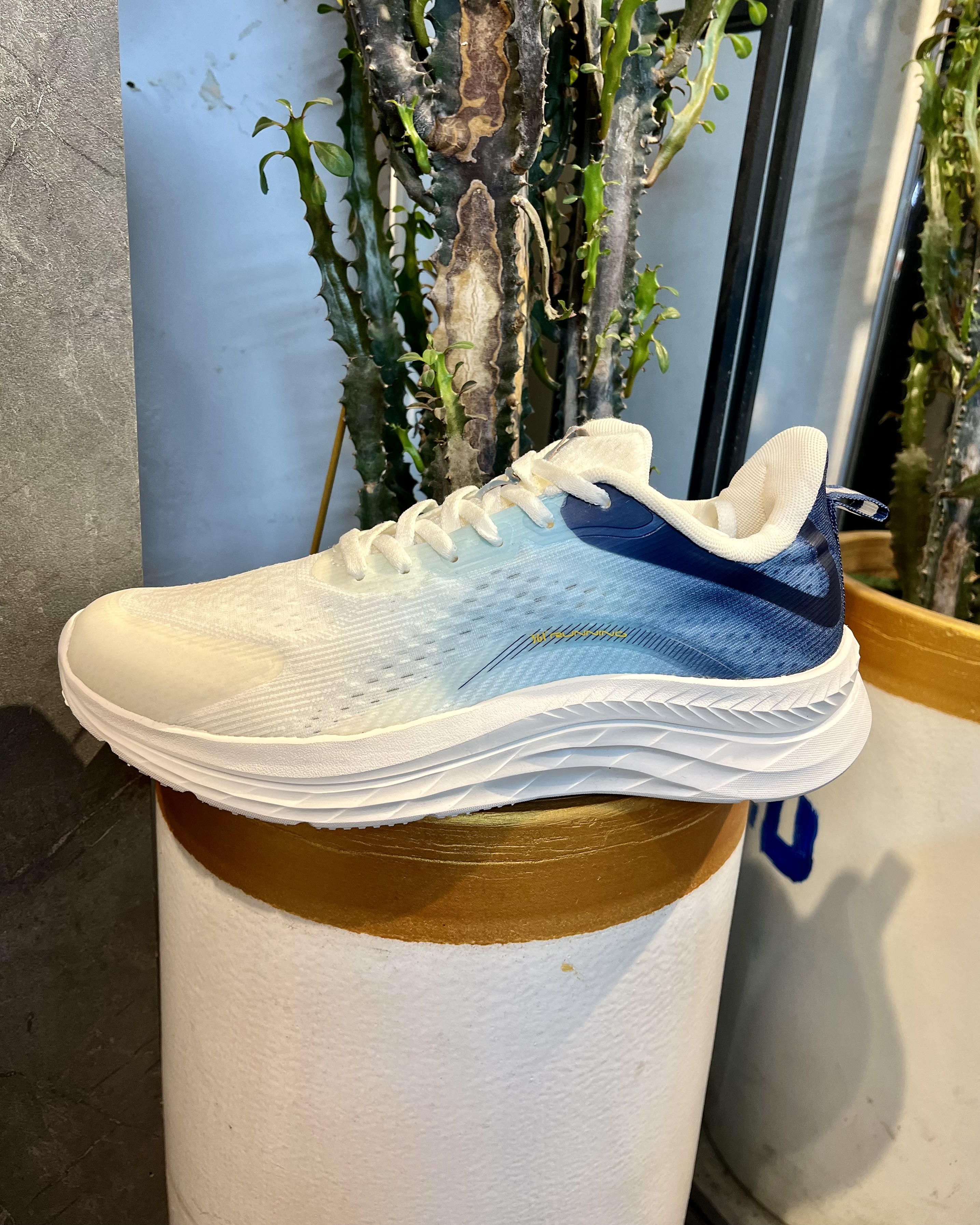 کتونی ورزشی برند  زنانه رنگ سفید آبی روشن