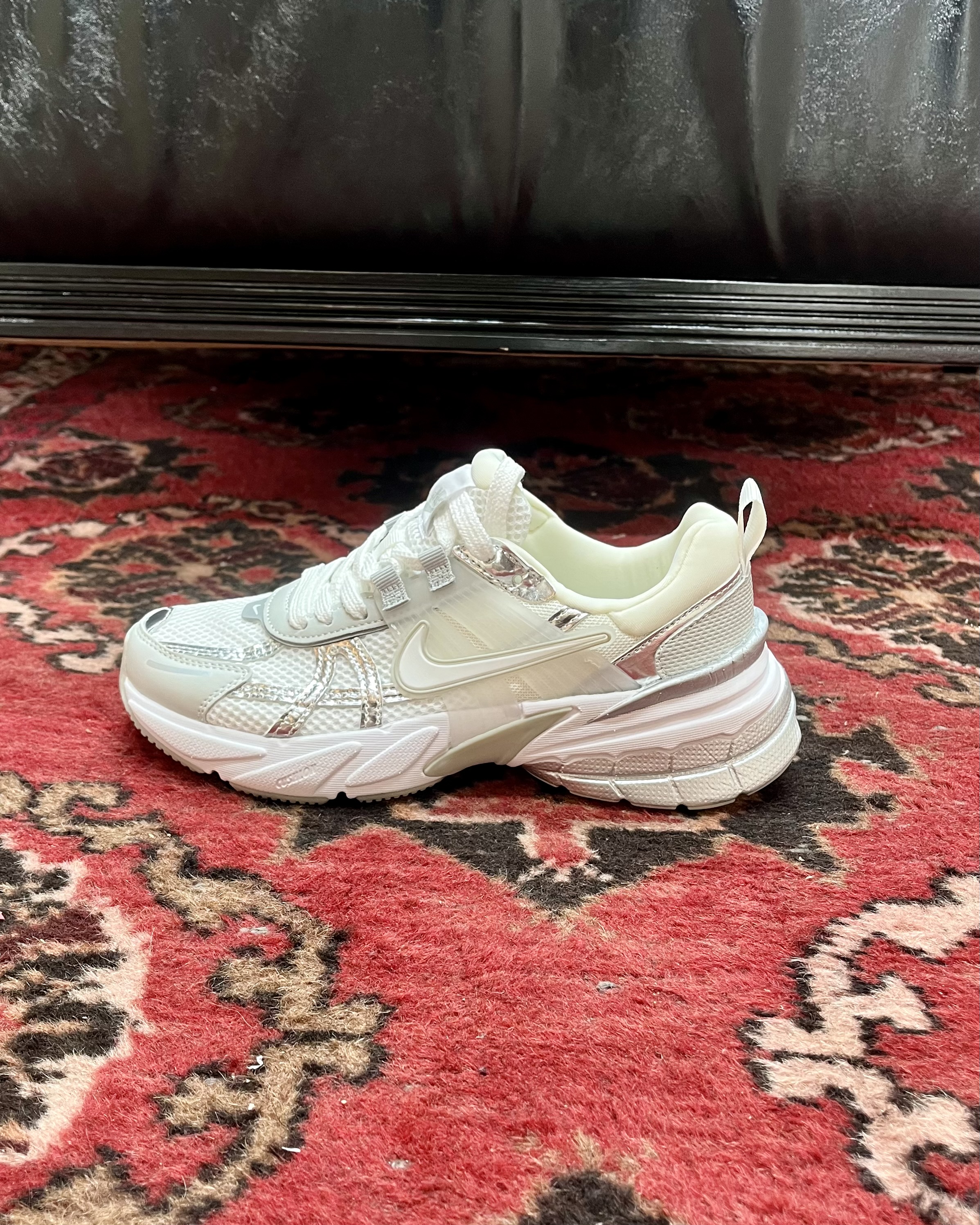 کتونی روزمره ورزشی زنانه  مدل وی تو کی رنگ سفید نقره ای