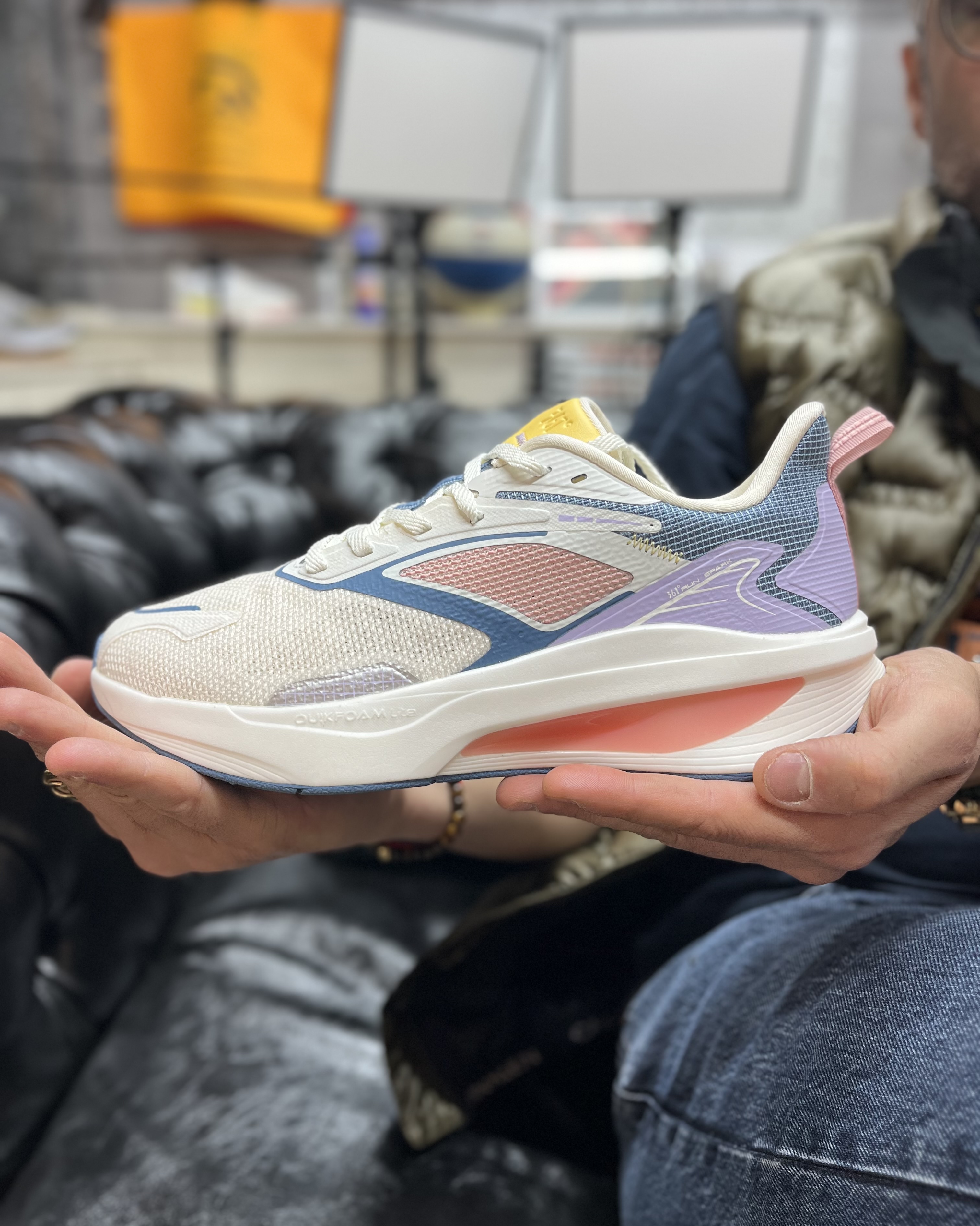 کتونی ورزشی روزمره برند  رنگ سفید بنفش