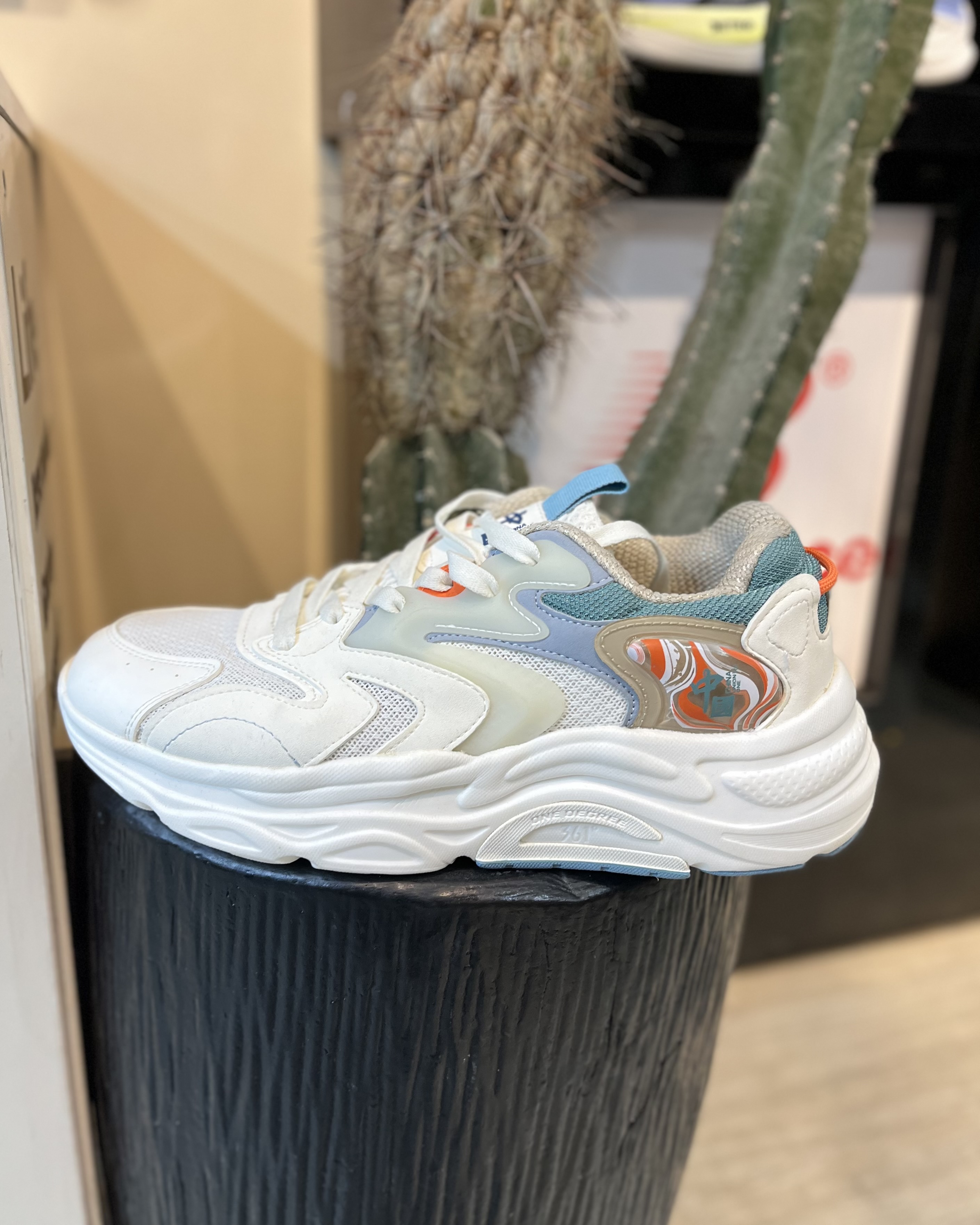 کتونی ورزشی روزمره برند ۳۶۱ رنگ سفید سبز