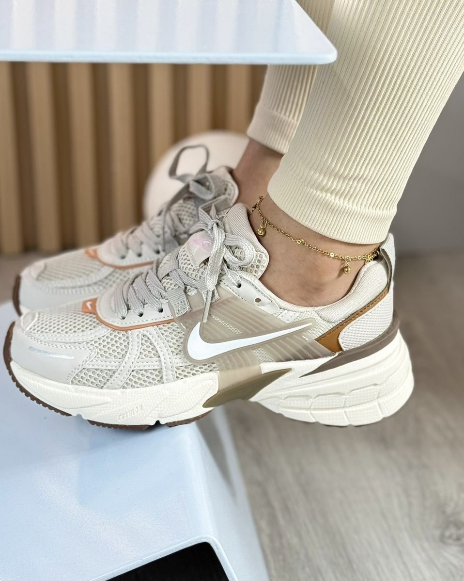 کفش کتونی ورزشی نایکی زنانه رنگ کرم قهوه ای مدل وی تو کی ران