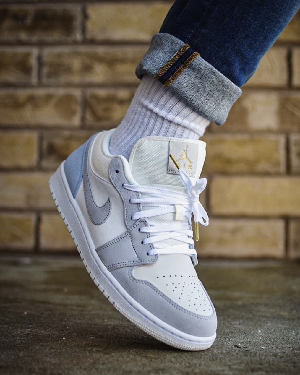 کفش روزمره زنانه ایر جردن 1 سفید طوسی ساق کوتاه