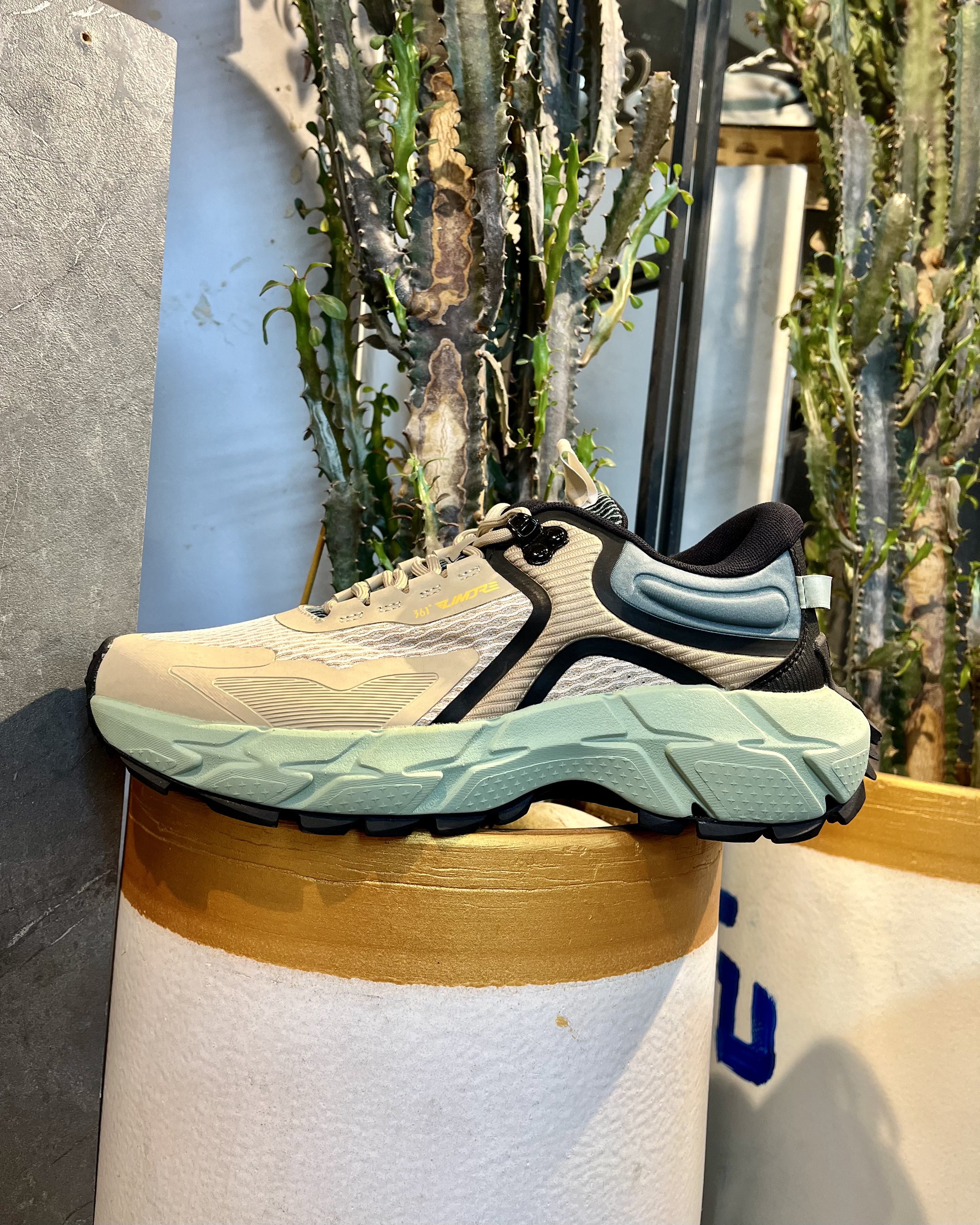 کتونی روزمره و لایف استایل رنگ کرم زیره سبز برند