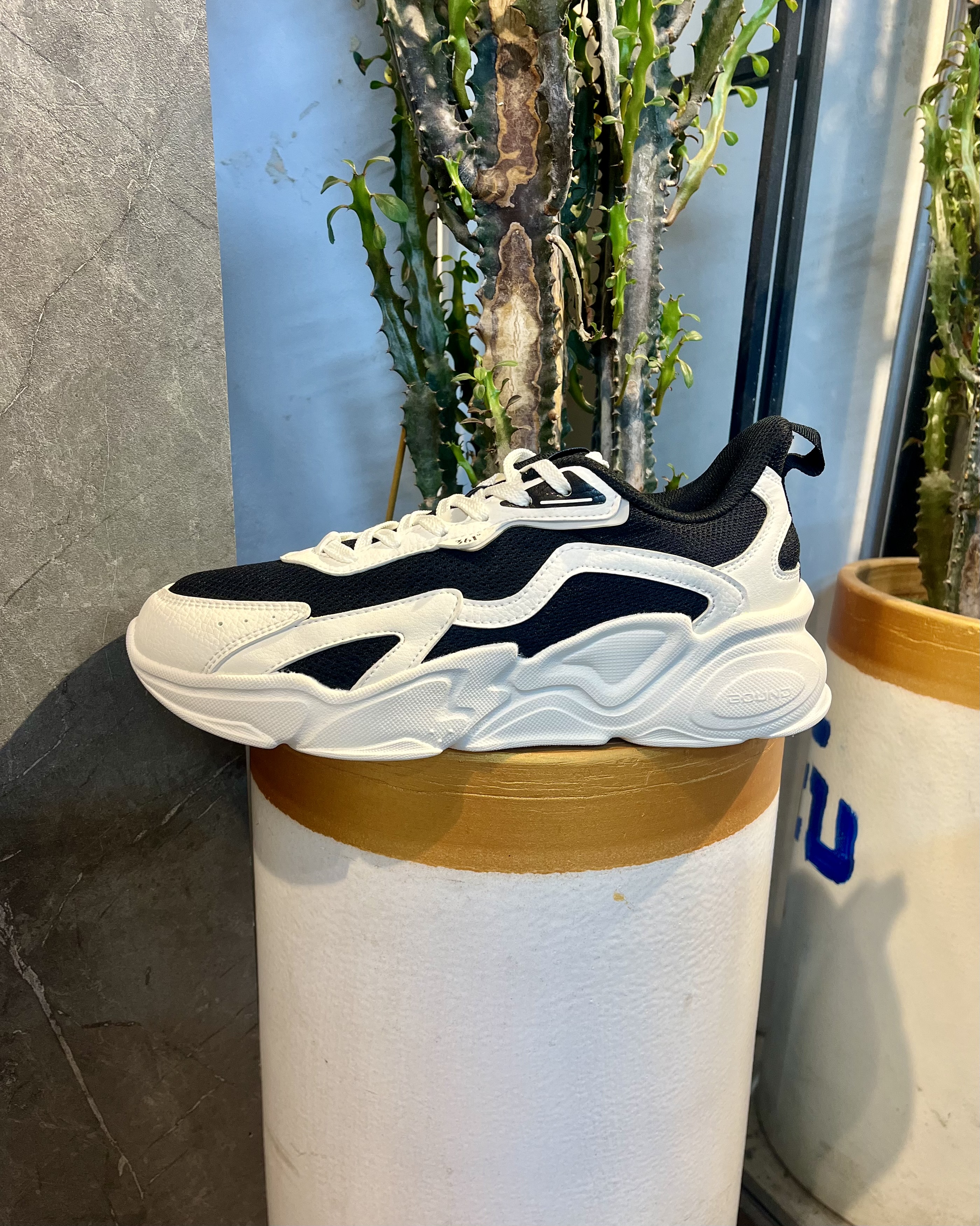 کتونی ورزشی رانینگ برند ۳۶۱ زنانه مشکی سفید مدل بوند