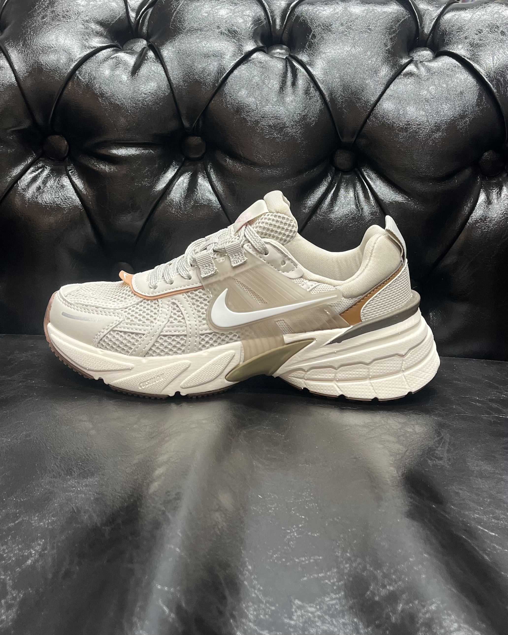 کفش کتونی ورزشی  زنانه رنگ کرم قهوه ای مدل وی تو کی ران